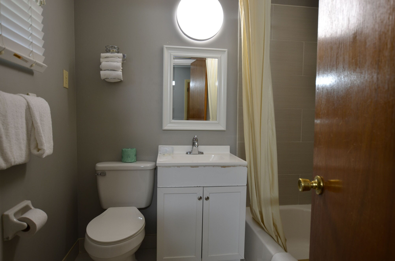 Bathroom 4, Travelowe's Motel, Haywood