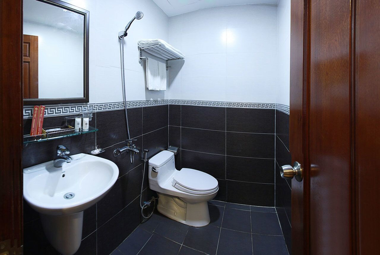 Bathroom 4, New Sky Hotel, Da Nang
