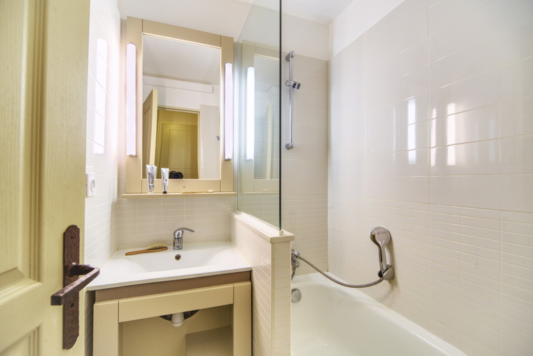 Bathroom 5, Pierre & Vacances Residence L'Anse de Pramousquier, Var
