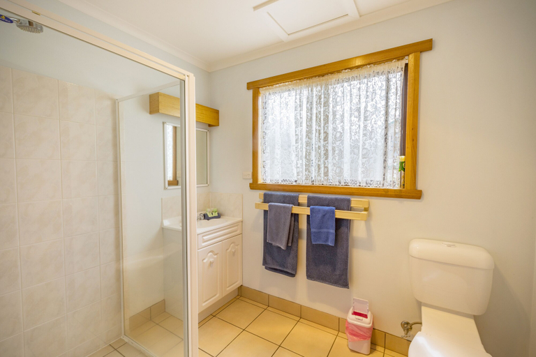 Bathroom 3, Queechy Motel, Break O'Day