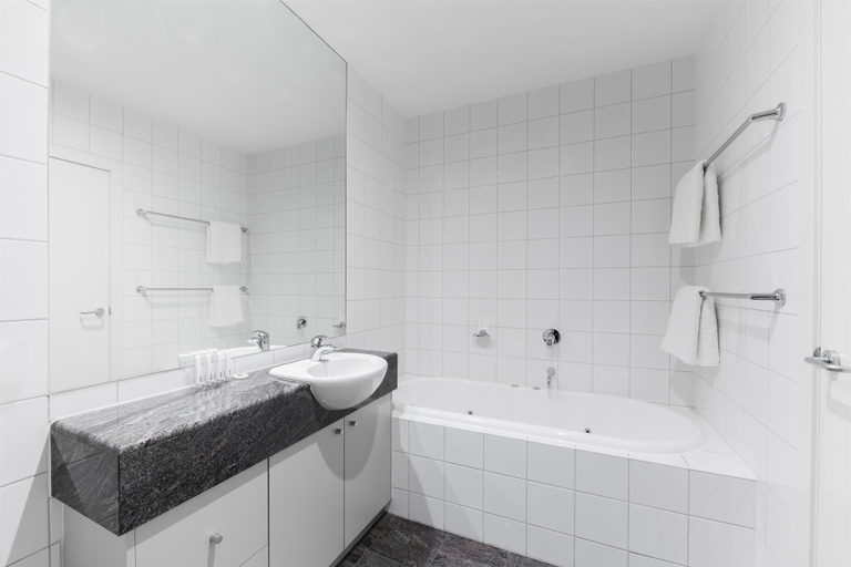 Bathroom 4, Adina Apartment Hotel Melbourne on Flinders, Melbourne