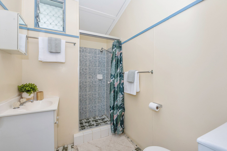 Bathroom 4, Emthree Seaside Apartments, North Ward-Castle Hill