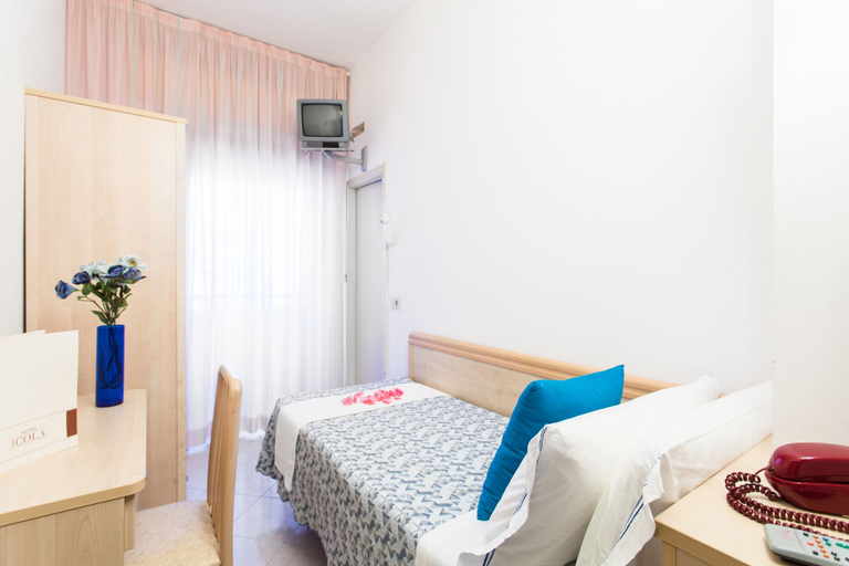 Bedroom 4, Hotel Cola Frontemare, Rimini