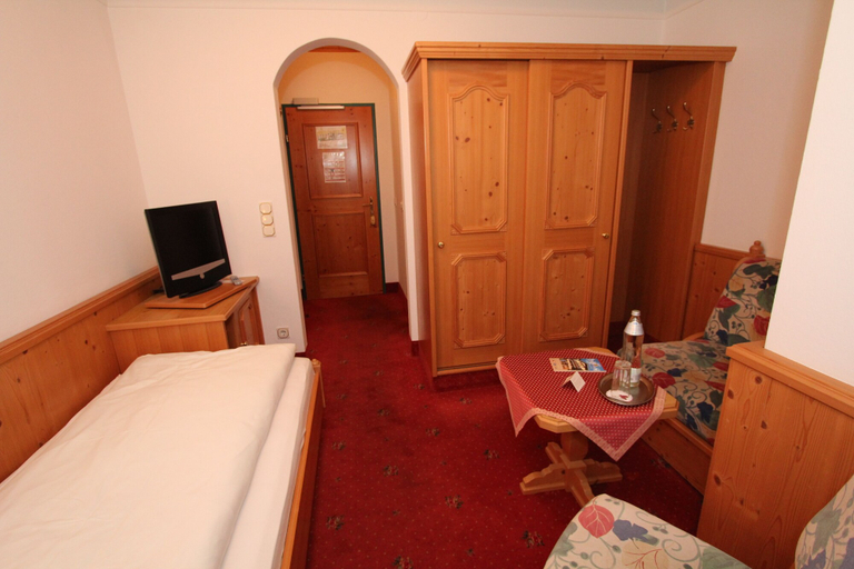 Bedroom 3, Hotel Goldener Stern, Hallein