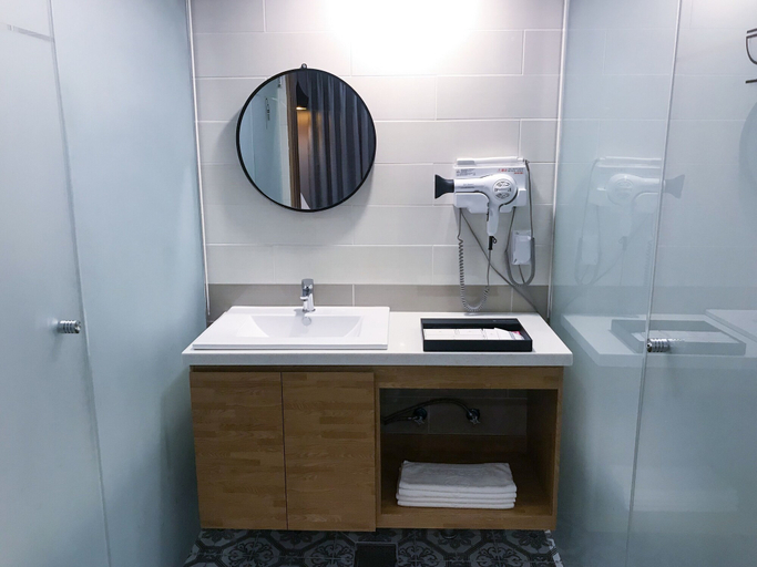 Bathroom 3, Lucas Hotel, Masan
