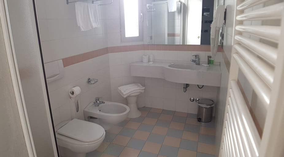 Bathroom 5, Hotel Terme di Castel San Pietro, Bologna