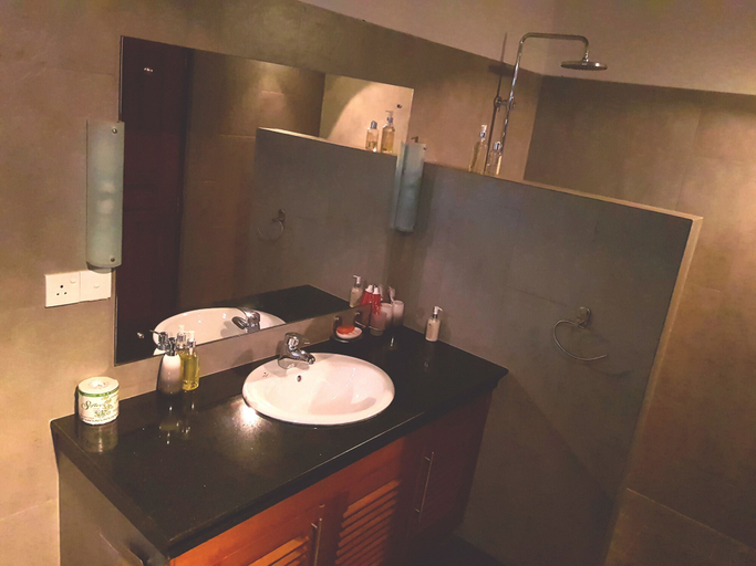 Bathroom 3, Levita, Medadumbara