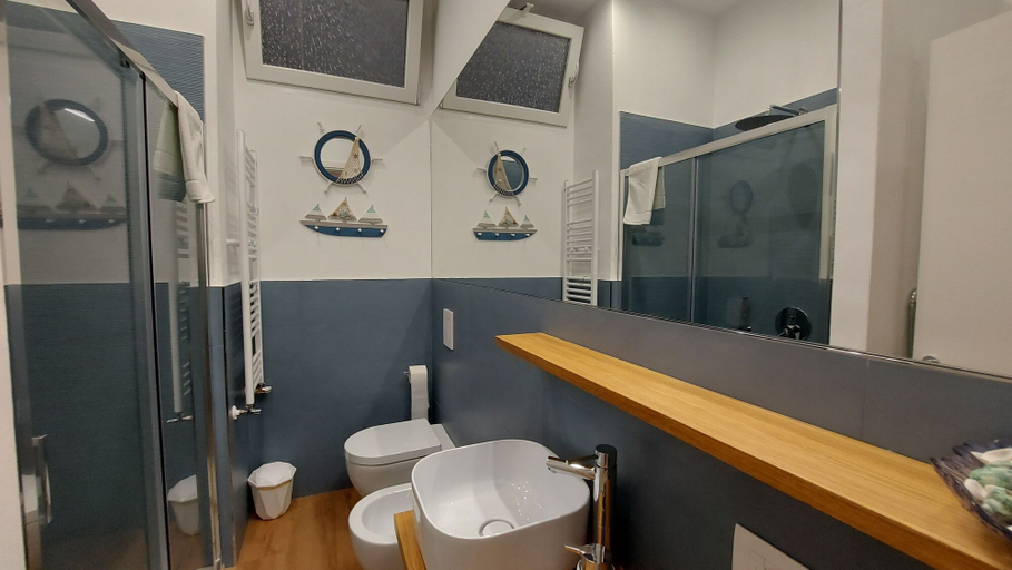 Bathroom 3, Casa Dei Normanni DEA, Palermo