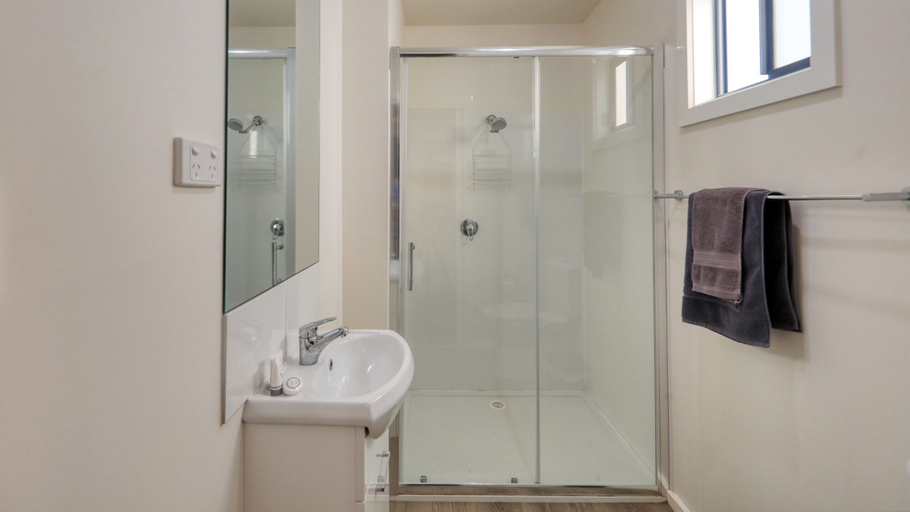 Bathroom 3, Lake Boga Caravan Park, Swan Hill Bal