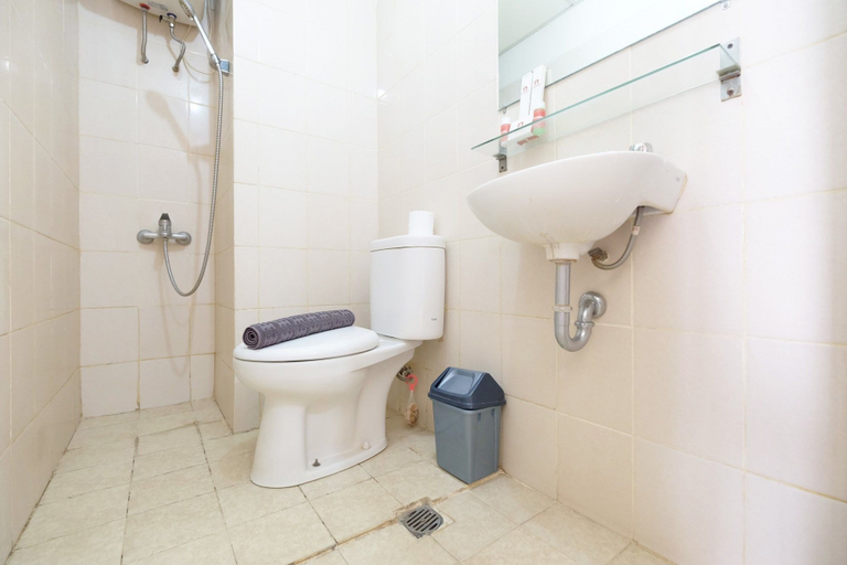 Bathroom 4, Minimalist Serpong Greenview Apartment, South Tangerang