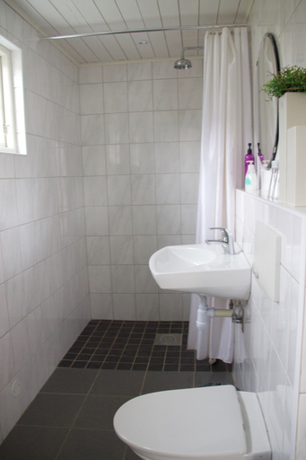 Bathroom, KUSKAHUSEN VANDRARHEM, Tomelilla