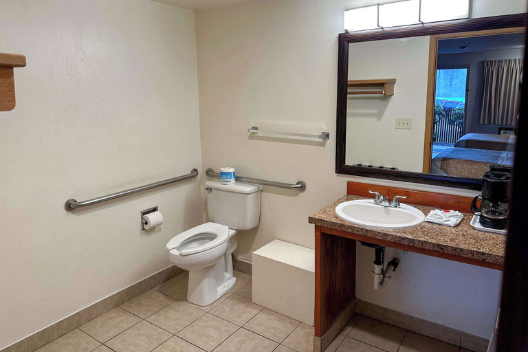 Bathroom 5, Econo Lodge Edmonds North Seattle, Snohomish