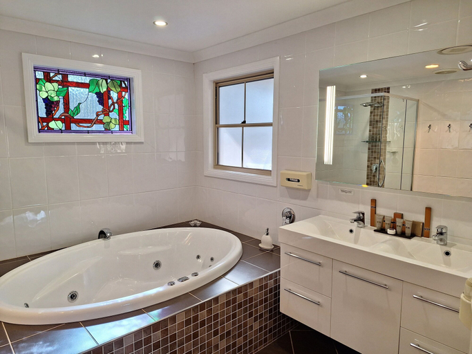 Bathroom 4, RidgeView Cottages, Singleton