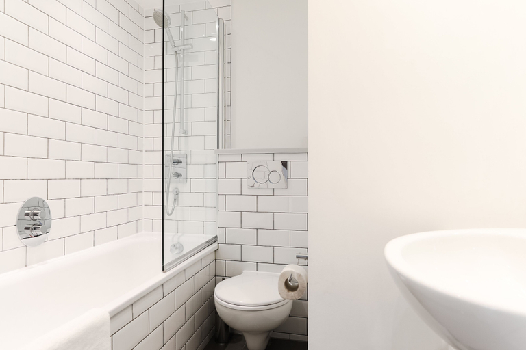 Bathroom 3, Trafalgar Square by Excel Apartments, London