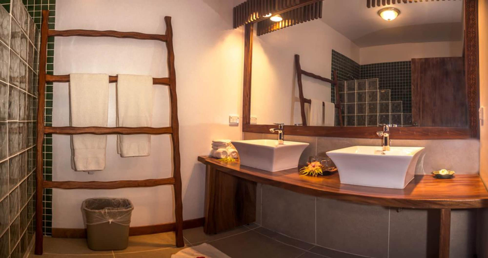 Bathroom 5, Beqa Lagoon Resort, Rewa