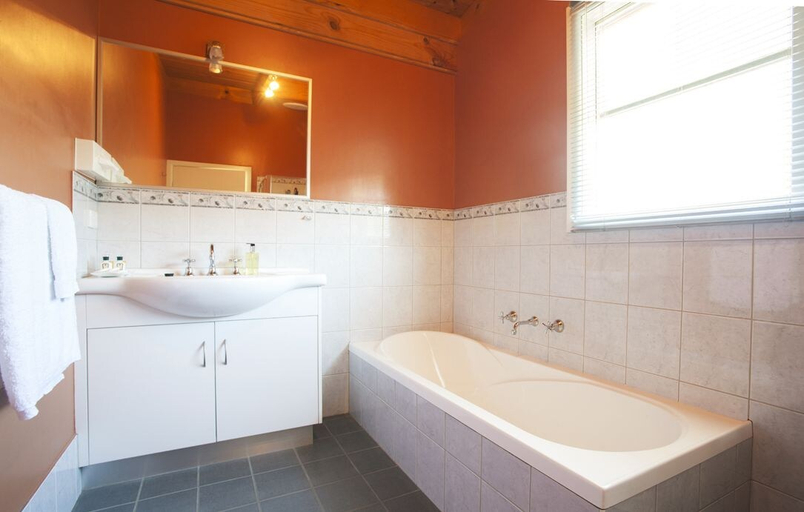 Bathroom 3, Beechworth Cedar Cottages, Indigo - Pt A