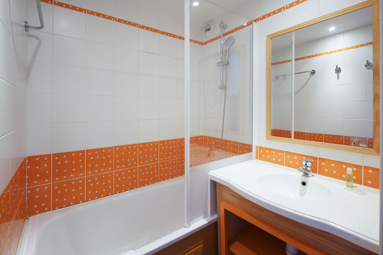 Bathroom 4, PIERRE AND VACANCES RESIDENCE LA CORNICHE DE LA PLAGE, Finistère