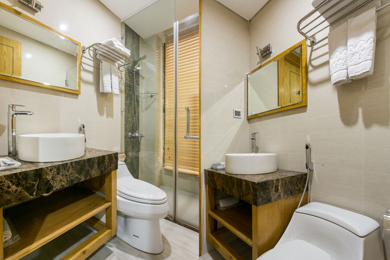Bathroom 5, The Blue Hotel, Tân Bình