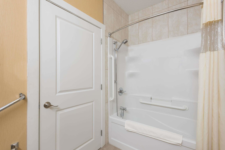Bathroom 3, Super 8 by Wyndham Watrous, Division No. 11