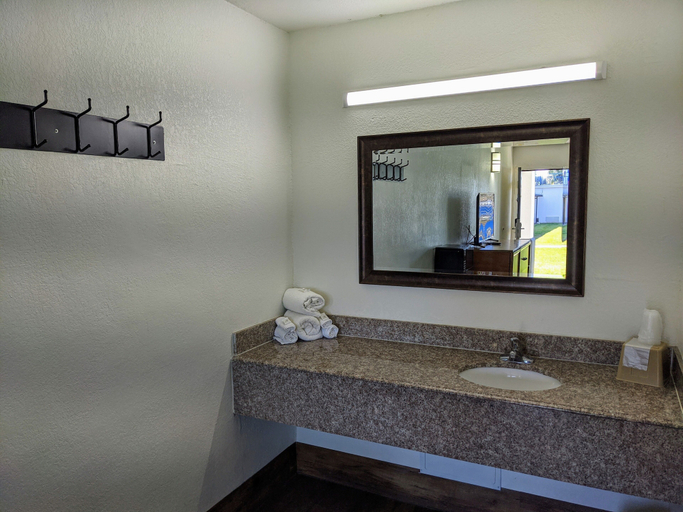 Bathroom 5, Garden Inn & Suites, Escambia
