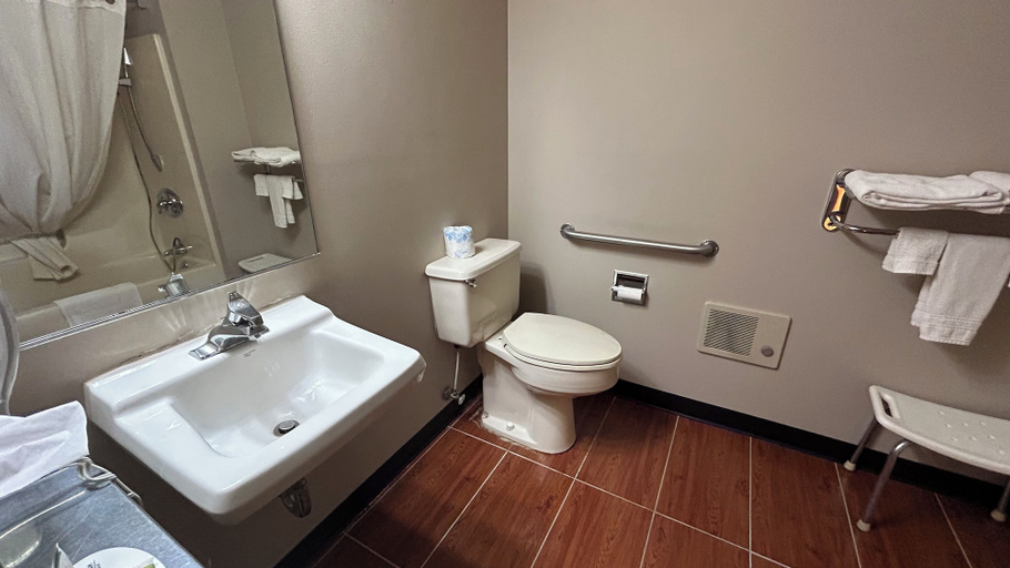 Bathroom 4, Super 8 by Wyndham Gilman, Iroquois