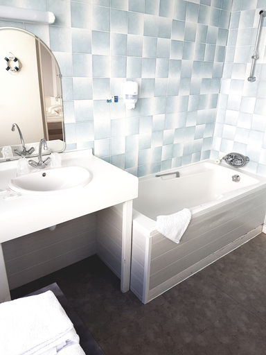 Bathroom 4, Hôtel La Marine, Morbihan