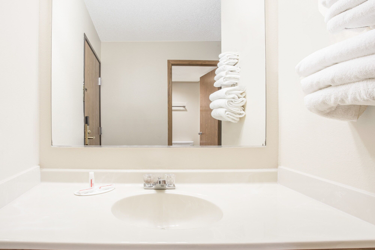 Bathroom 4, Super 8 by Wyndham Waverly, Bremer