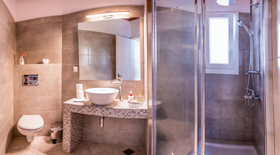 Bathroom 5, Tsonas apartments, Ionian Islands