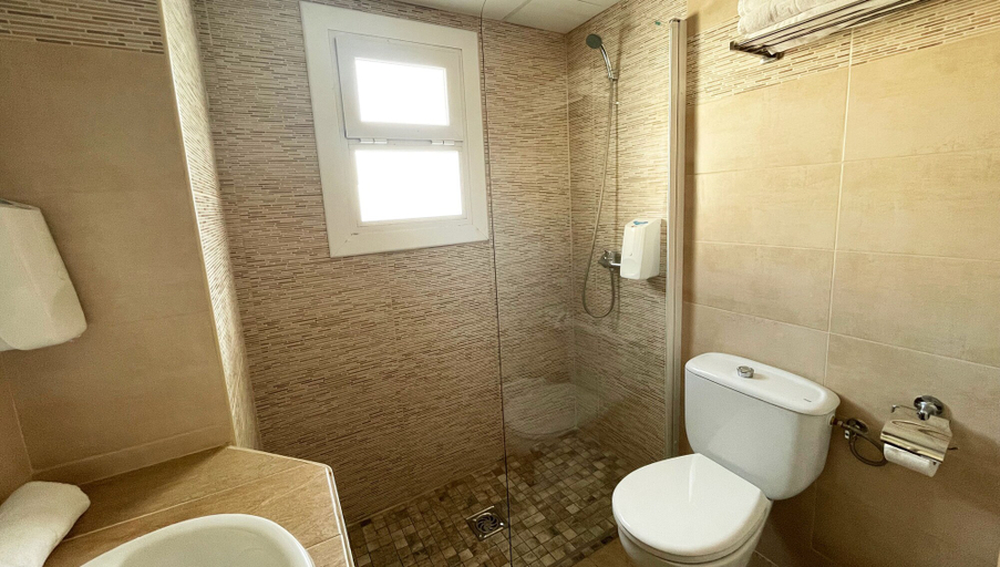 Bathroom 5, Hotel Maria del Mar, Girona