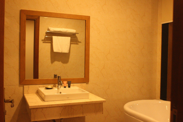 Bathroom 4, Muong Thanh Cua Dong Hotel, Vinh