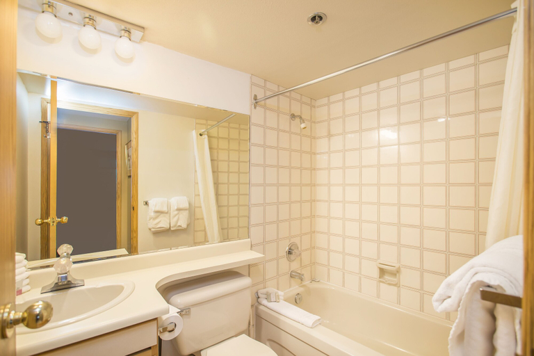 Bathroom 3, Carleton Lodge, Squamish-Lillooet