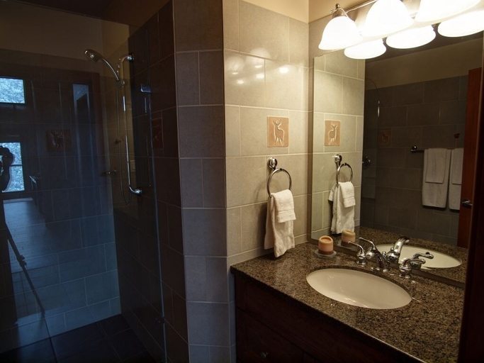 Bathroom 3, Mountain Town Properties Grey Wolf 5, Kootenay Boundary