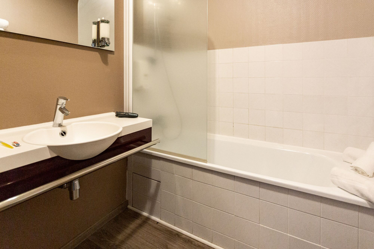 Bathroom 4, Hotel le Trèfle, Haute-Garonne