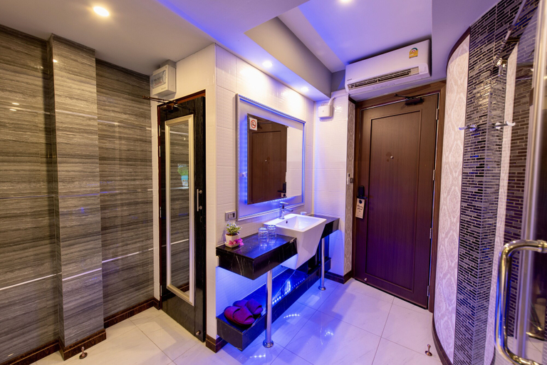 Bathroom 5, The Globe Hotel Bar and Restaurant, Pattaya