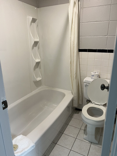 Bathroom 5, Motel du Rosier, Manicouagan