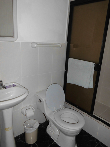 Bathroom 4, Hotel Francisco III, Salinas