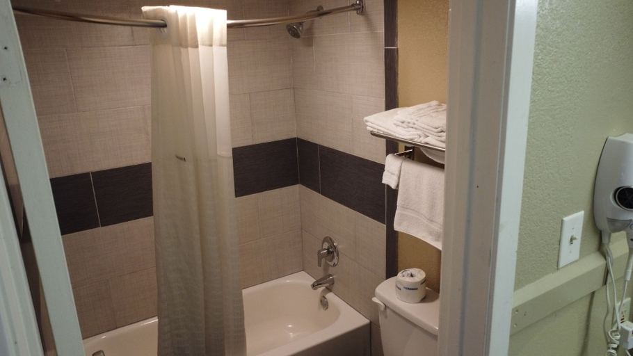Bathroom 5, Super 8 by Wyndham Kingsville, Kleberg