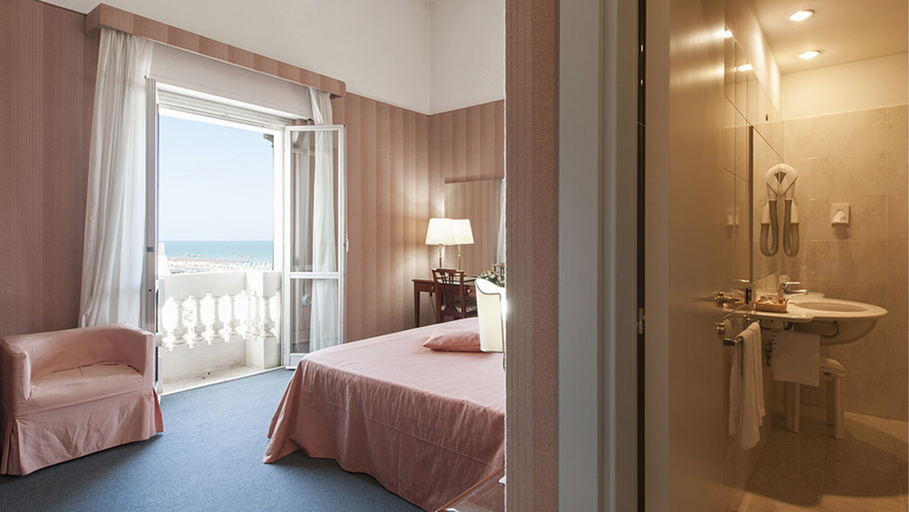 Bedroom 2, Hotel Esplanade, Pescara