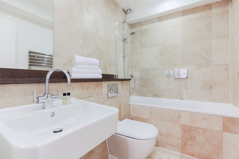 Bathroom 3, Covent Garden by Excel Apartments, London