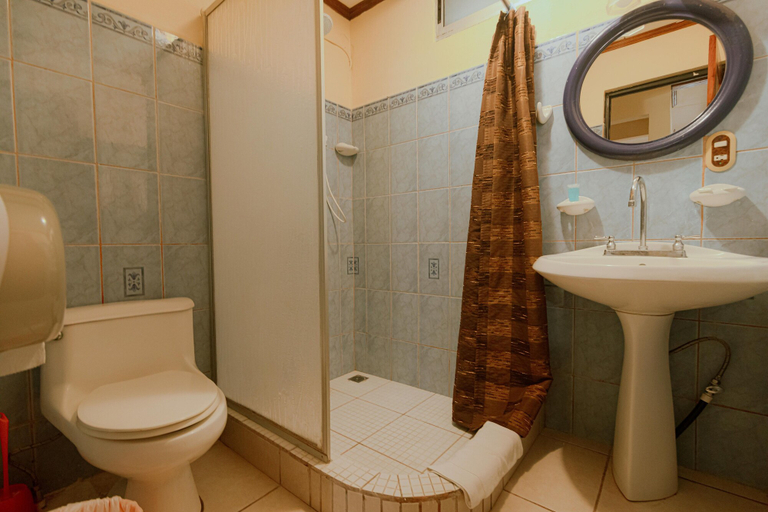 Bathroom 2, Quepos Inn, Aguirre