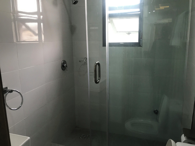 Bathroom 4, Hotel Capitol, Ikeja