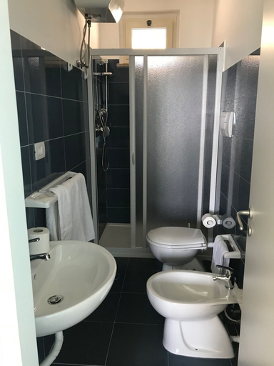 Bathroom 5, Pescasubacquea, Crotone