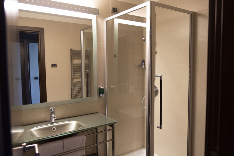 Bathroom 5, HOTEL SELENE POMEZIA, Roma