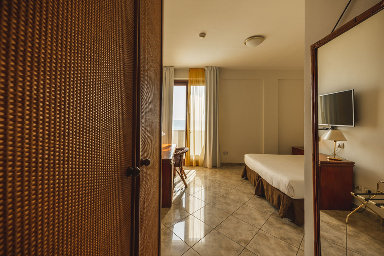 Bathroom 5, Hotel Ara Solis, Taranto