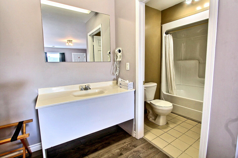 Bathroom 3, Hôtel Motel La Différence, La Nouvelle-Beauce