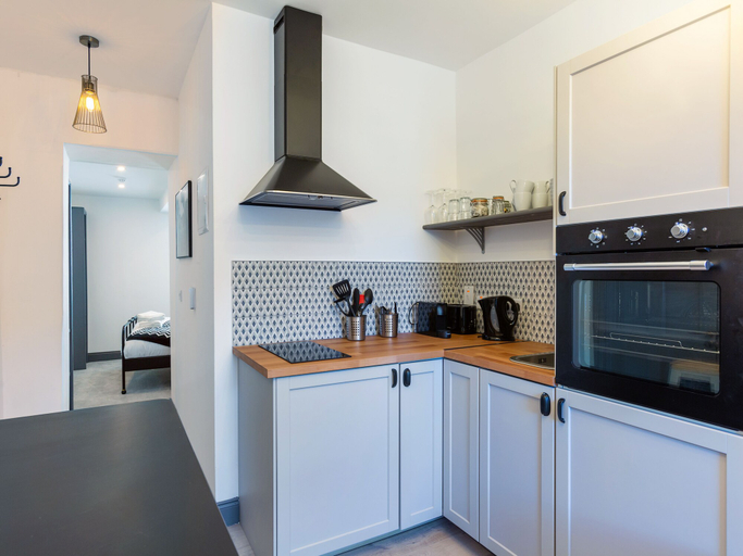 Others 5, Macs Townhouse