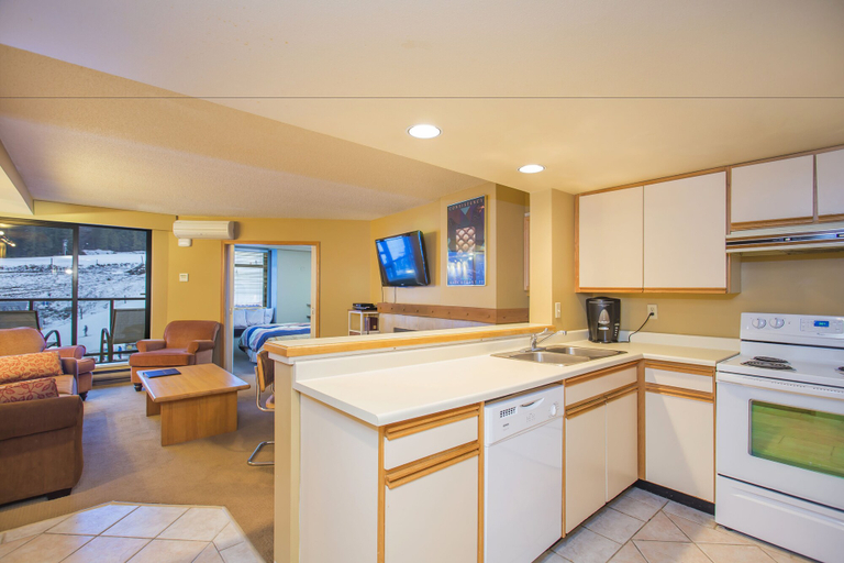 Others 5, Carleton Lodge, Squamish-Lillooet