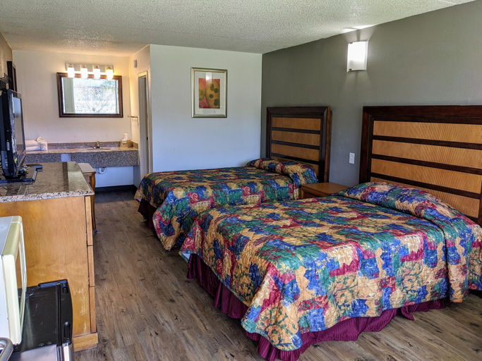 Bedroom 4, Garden Inn & Suites, Escambia