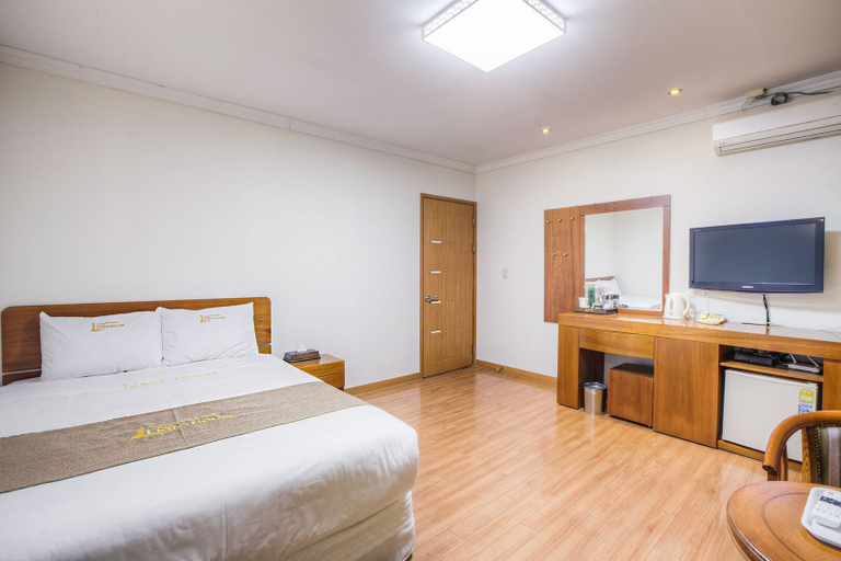 Bedroom 2, Lighthouse Hotel, Geoje