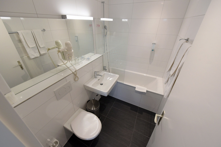 Bathroom 5, Hotel National Bern, Bern